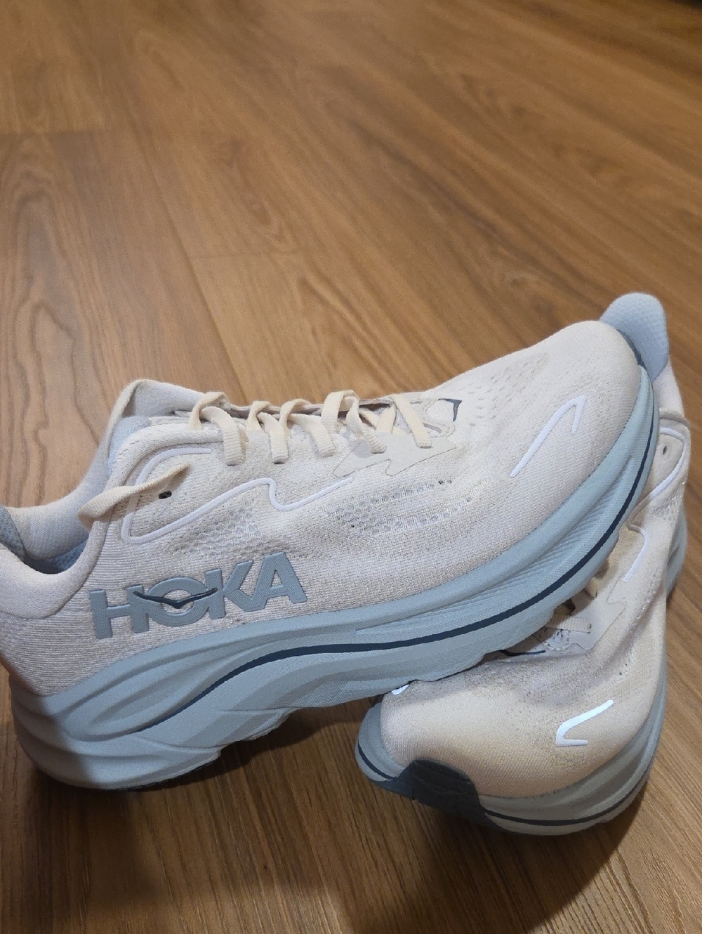 Women's Hoka Clifton 10 Running Shoes 9.5, Cream/Tan And Blue.